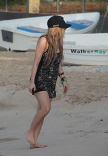 Avril Lavigne feet photo thumbnail