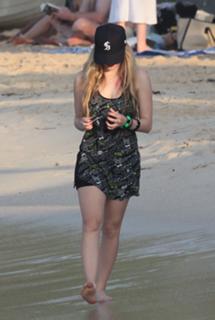 Avril Lavigne feet photo thumbnail