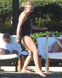 Sarah Michelle Gellar feet photo thumbnail