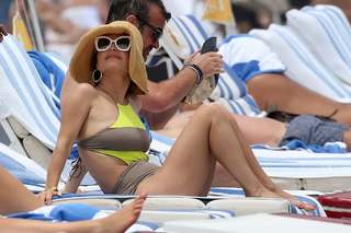 Giada De Laurentiis feet photo thumbnail