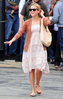 Reese Witherspoon feet photo thumbnail