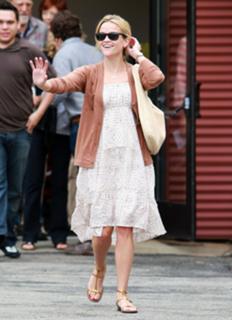 Reese Witherspoon feet photo thumbnail