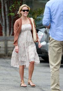 Reese Witherspoon feet photo thumbnail
