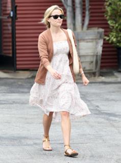 Reese Witherspoon feet photo thumbnail