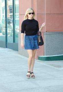 Reese Witherspoon feet photo thumbnail
