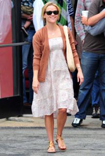 Reese Witherspoon feet photo thumbnail