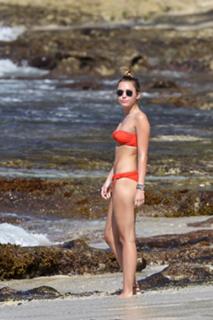 Miley Cyrus feet photo thumbnail