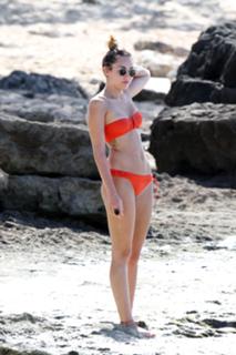 Miley Cyrus feet photo thumbnail