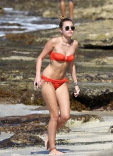 Miley Cyrus feet photo thumbnail