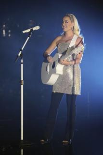 Katy Perry feet photo thumbnail