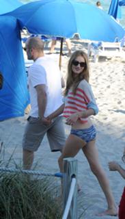 Rosie Huntington-Whiteley feet photo thumbnail