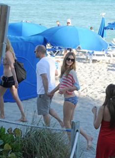 Rosie Huntington-Whiteley feet photo thumbnail