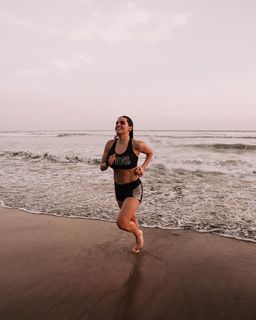 Tania Rincón feet photo thumbnail