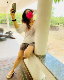 Raveena Tandon feet photo thumbnail