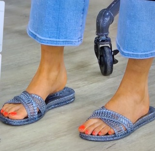 Courtney Khondabi feet photo thumbnail