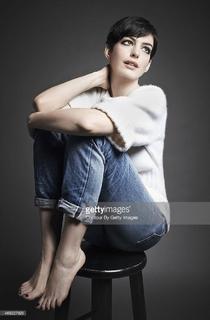 Anne Hathaway feet photo thumbnail