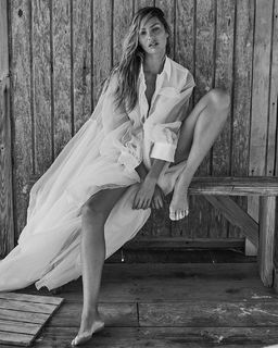 Candice Swanepoel feet photo thumbnail