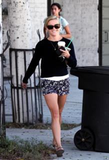 Reese Witherspoon feet photo thumbnail