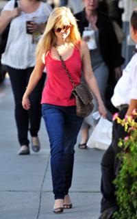 Reese Witherspoon feet photo thumbnail