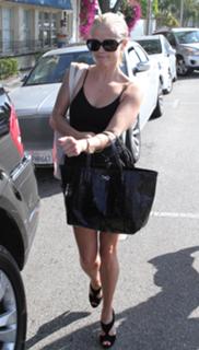 Reese Witherspoon feet photo thumbnail