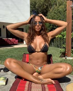 Dania Ramirez feet photo thumbnail