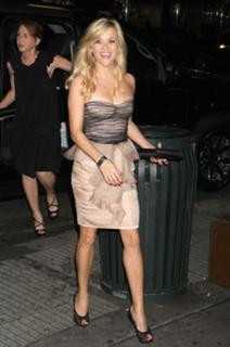 Reese Witherspoon feet photo thumbnail