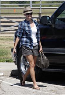 Reese Witherspoon feet photo thumbnail