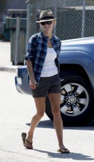 Reese Witherspoon feet photo thumbnail