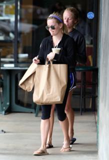 Reese Witherspoon feet photo thumbnail