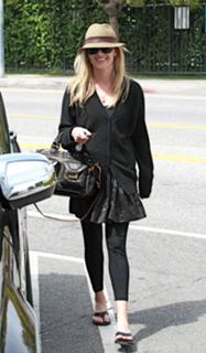 Reese Witherspoon feet photo thumbnail