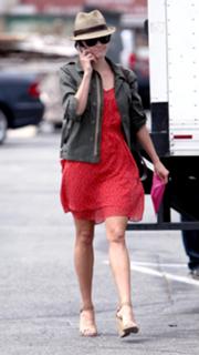 Reese Witherspoon feet photo thumbnail