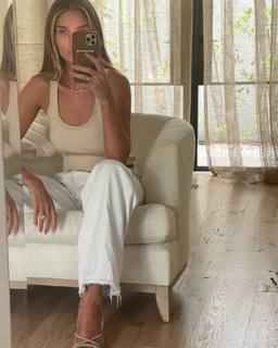 Rosie Huntington-Whiteley feet photo thumbnail