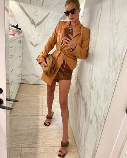 Rosie Huntington-Whiteley feet photo thumbnail