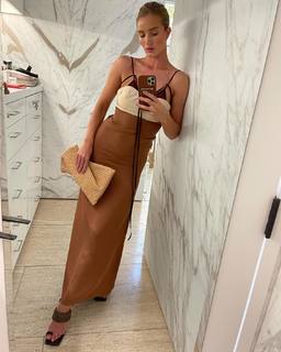 Rosie Huntington-Whiteley feet photo thumbnail