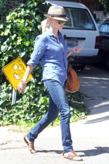 Reese Witherspoon feet photo thumbnail