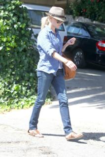 Reese Witherspoon feet photo thumbnail