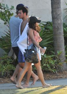 Vanessa Hudgens feet photo thumbnail