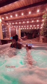 Valentina Vignali feet photo thumbnail