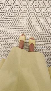 Zoey Deutch feet photo thumbnail