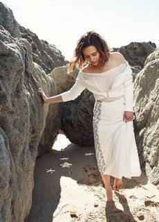 Emilia Clarke feet photo thumbnail
