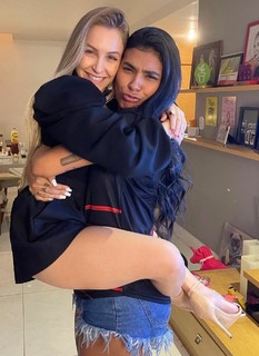 Carla Diaz feet photo thumbnail