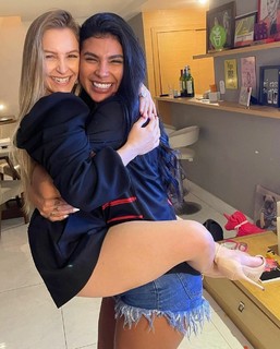 Carla Diaz feet photo thumbnail