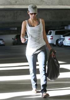 Halle Berry feet photo thumbnail