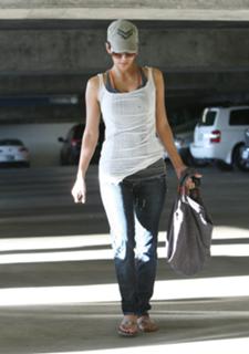 Halle Berry feet photo thumbnail