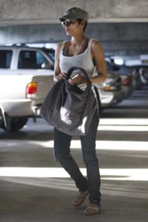 Halle Berry feet photo thumbnail
