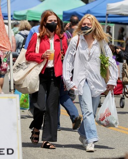 Zoey Deutch feet photo thumbnail