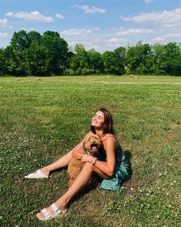 Taylor Hill feet photo thumbnail