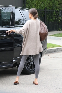 Olivia Culpo feet photo thumbnail