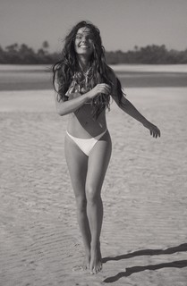 Isis Valverde feet photo thumbnail