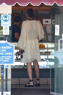 Gal Gadot feet photo thumbnail